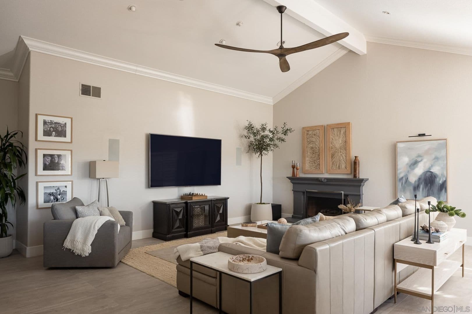Poway House: 12645 Treehill Pl