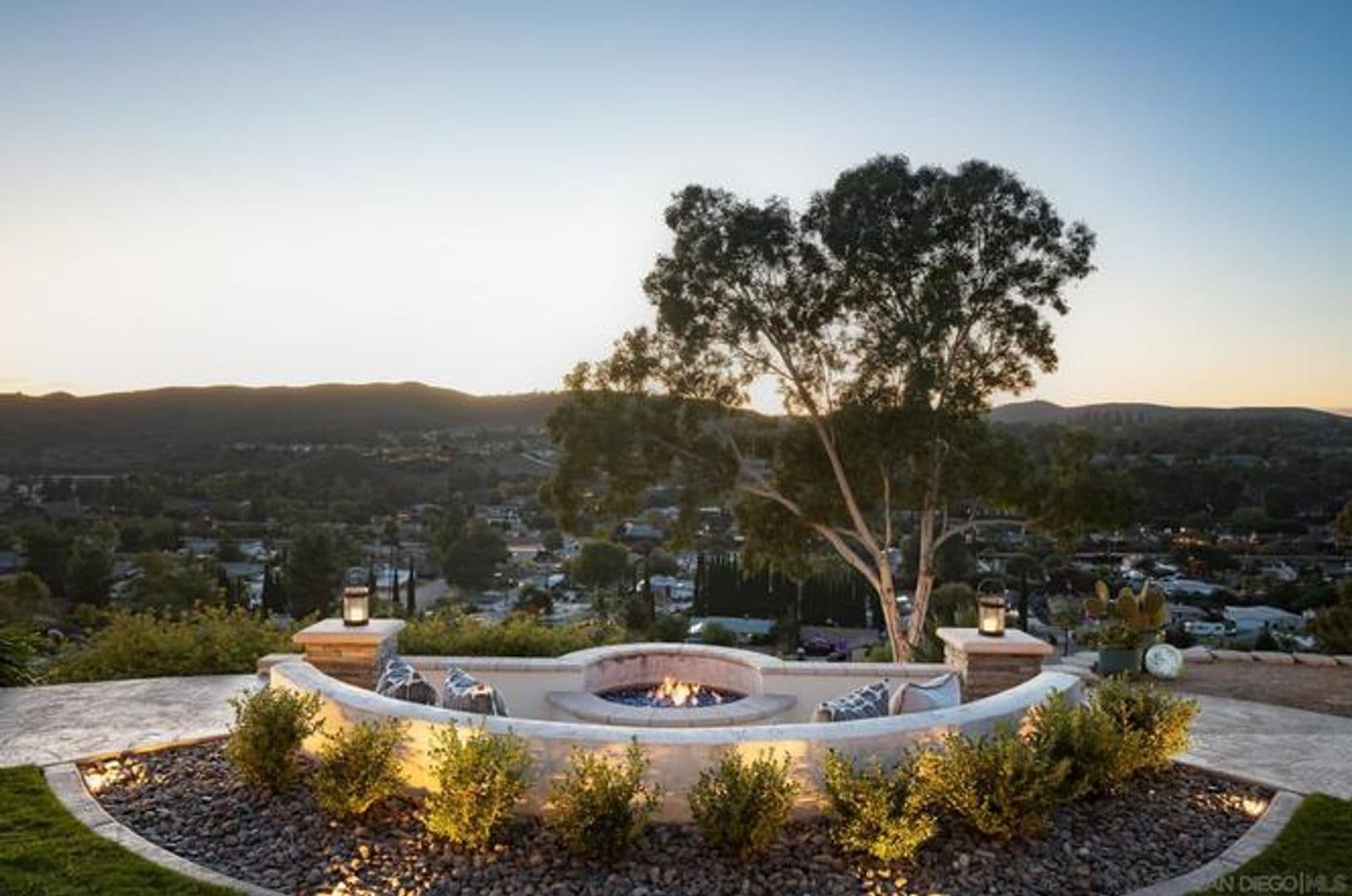 Poway House: 12645 Treehill Pl