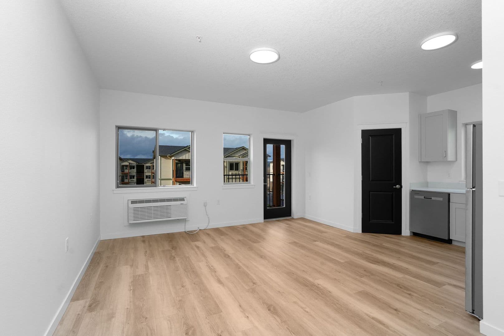 Monmouth Apartment: 300-340 Hoxton Ave
