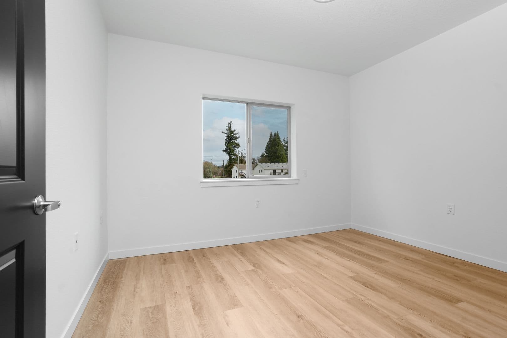 Monmouth Apartment: 300-340 Hoxton Ave