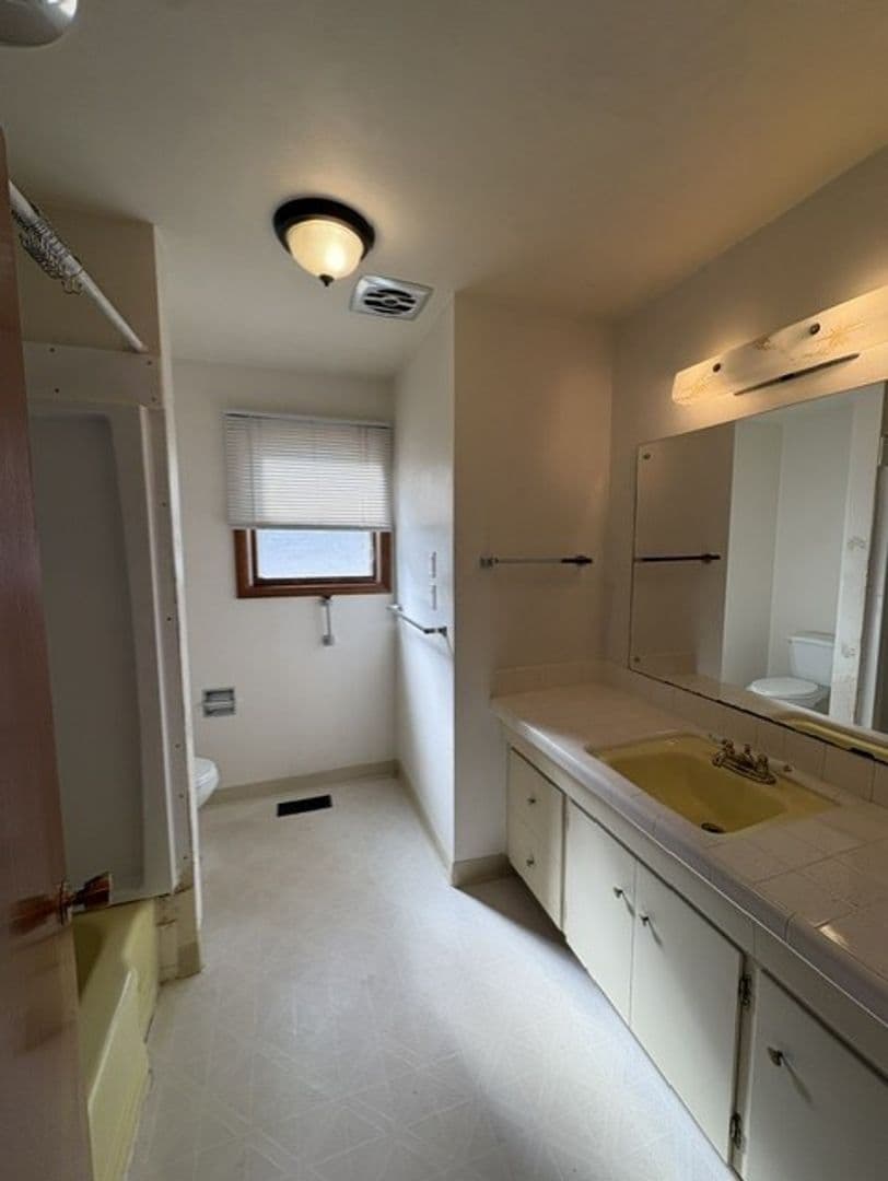 Salem House: 825 Orchard Heights Road NW