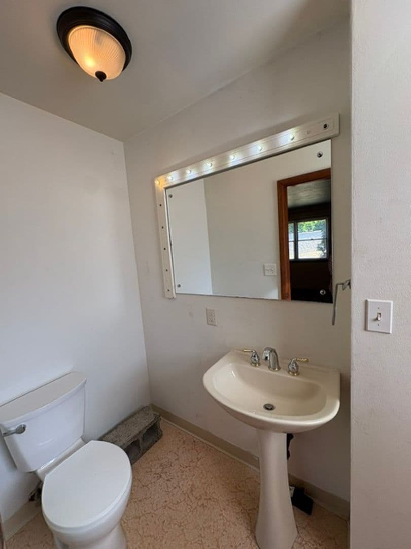 Salem House: 825 Orchard Heights Road NW