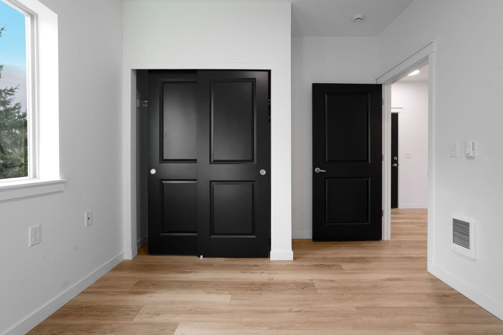Monmouth Apartment: 300-340 Hoxton Ave