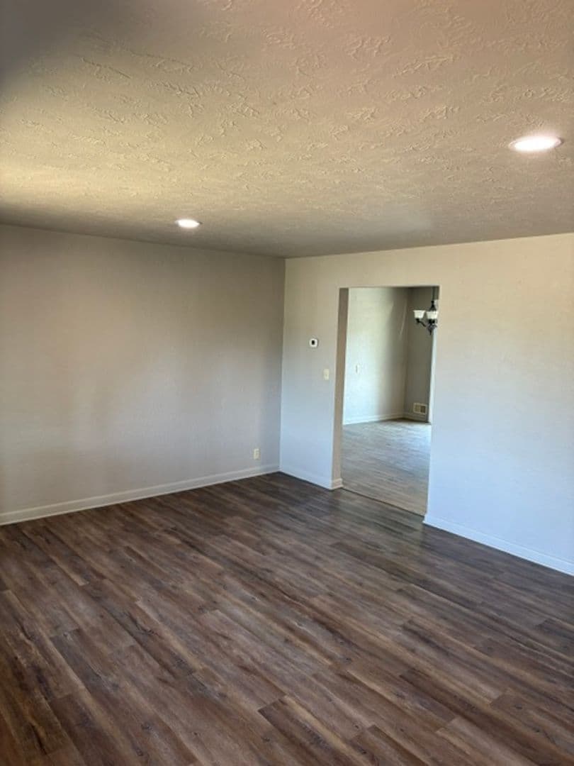 Salem House: 1118 Hemlock St NW