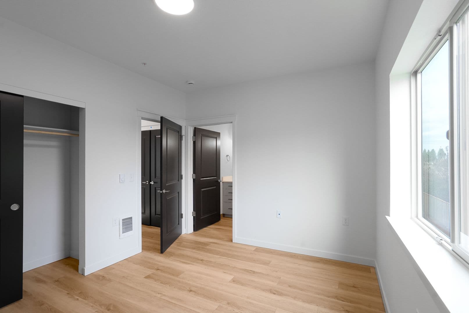 Monmouth Apartment: 300-340 Hoxton Ave