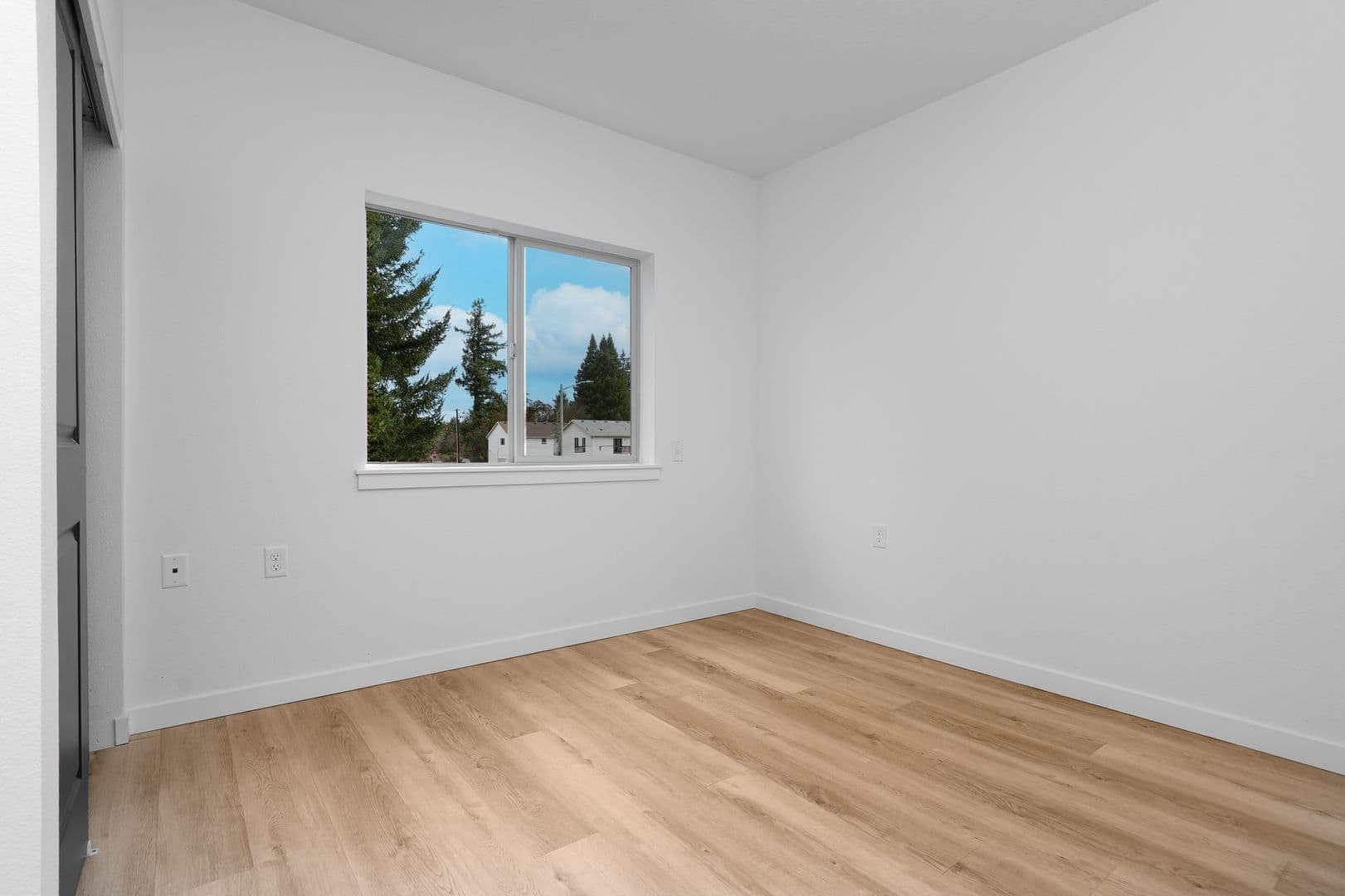 Monmouth Apartment: 300-340 Hoxton Ave