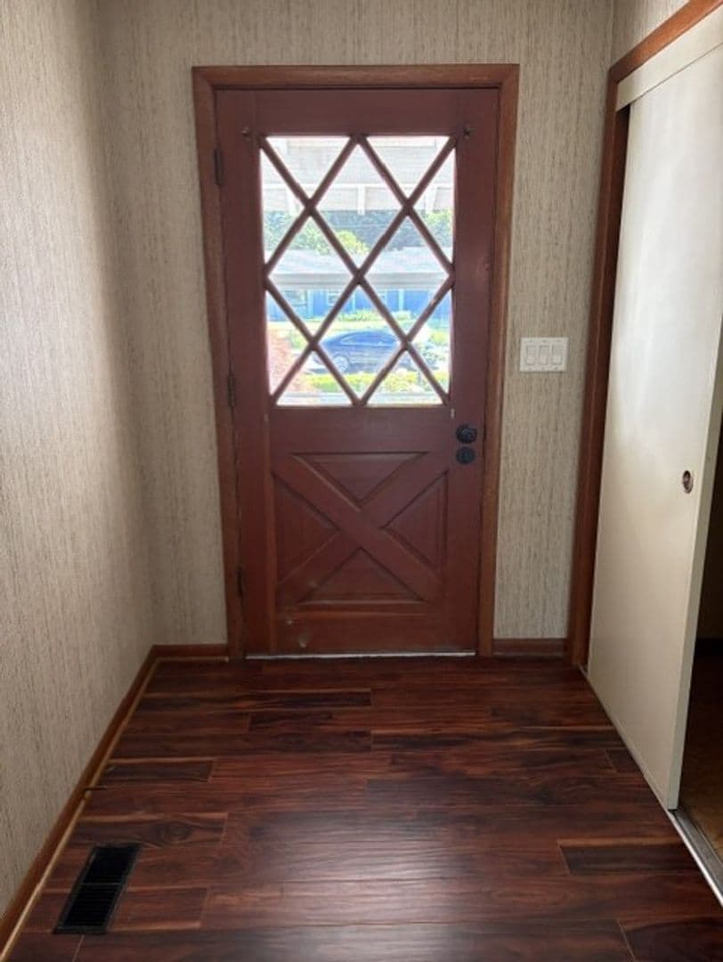 Salem House: 825 Orchard Heights Road NW