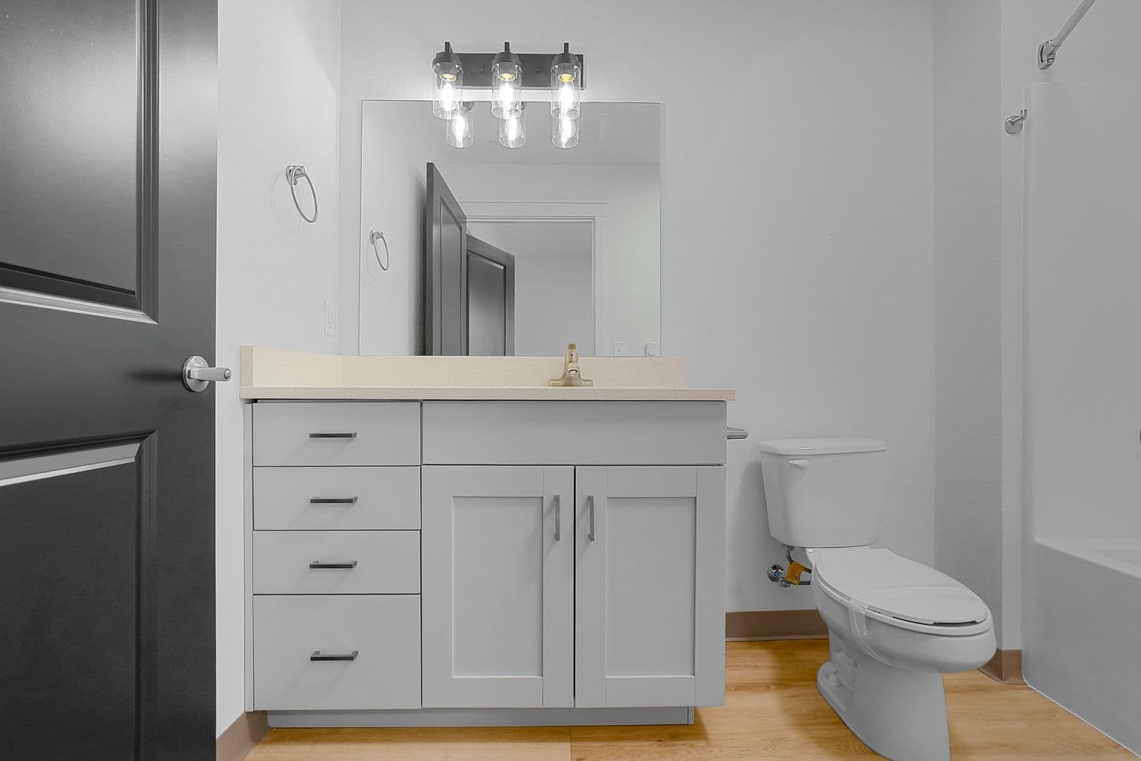 Monmouth Apartment: 300-340 Hoxton Ave
