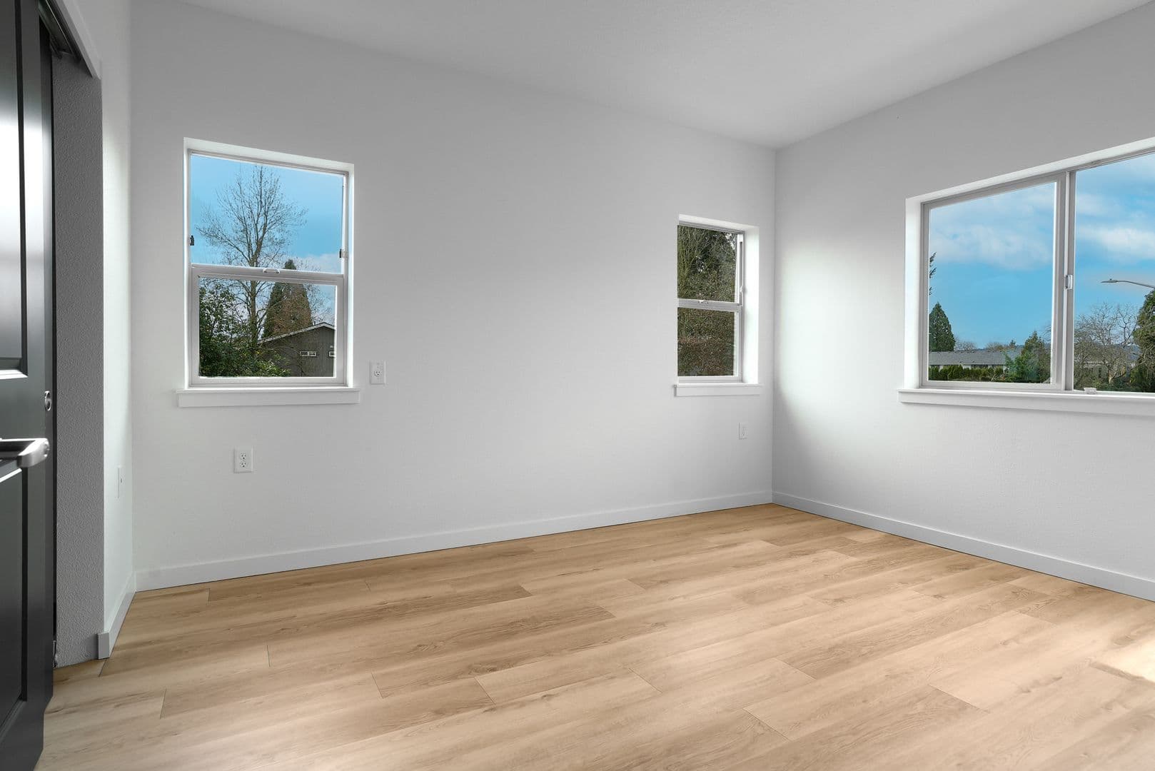 Monmouth Apartment: 300-340 Hoxton Ave