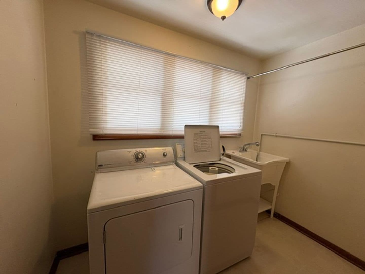 Salem House: 825 Orchard Heights Road NW