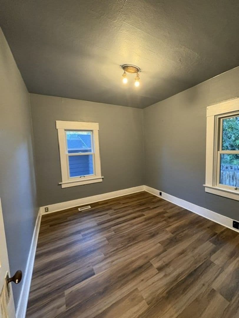 Albany House: 714 Montgomery St SE