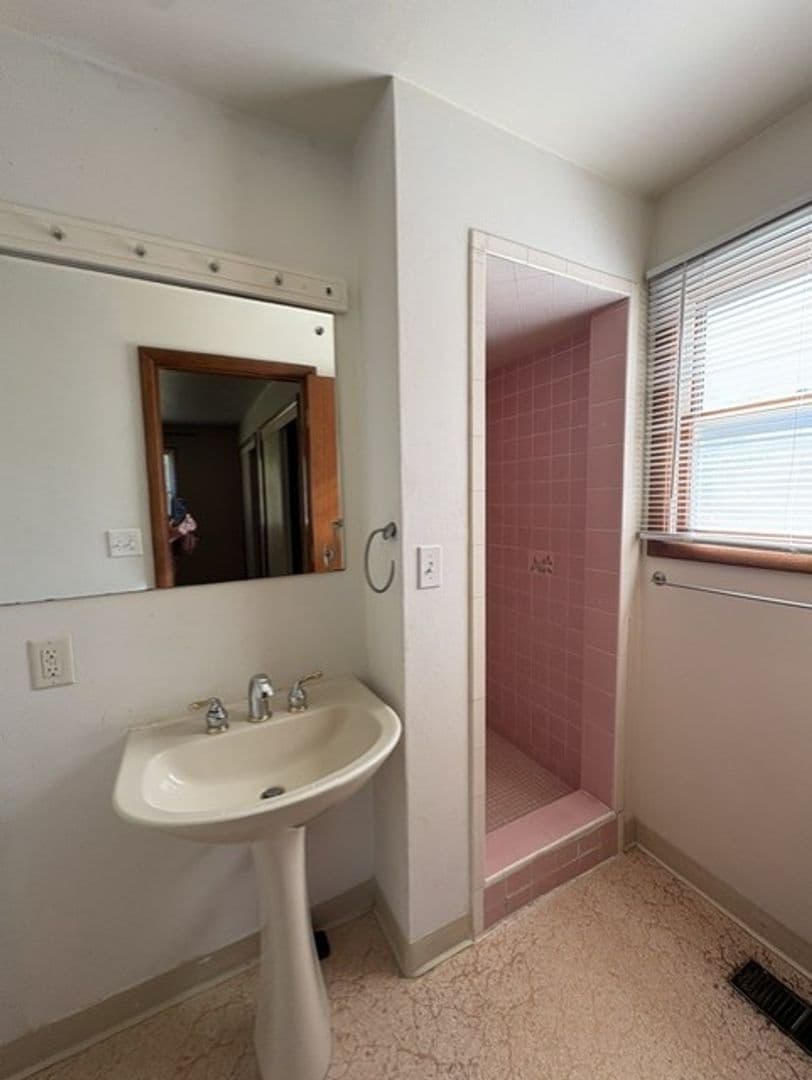 Salem House: 825 Orchard Heights Road NW