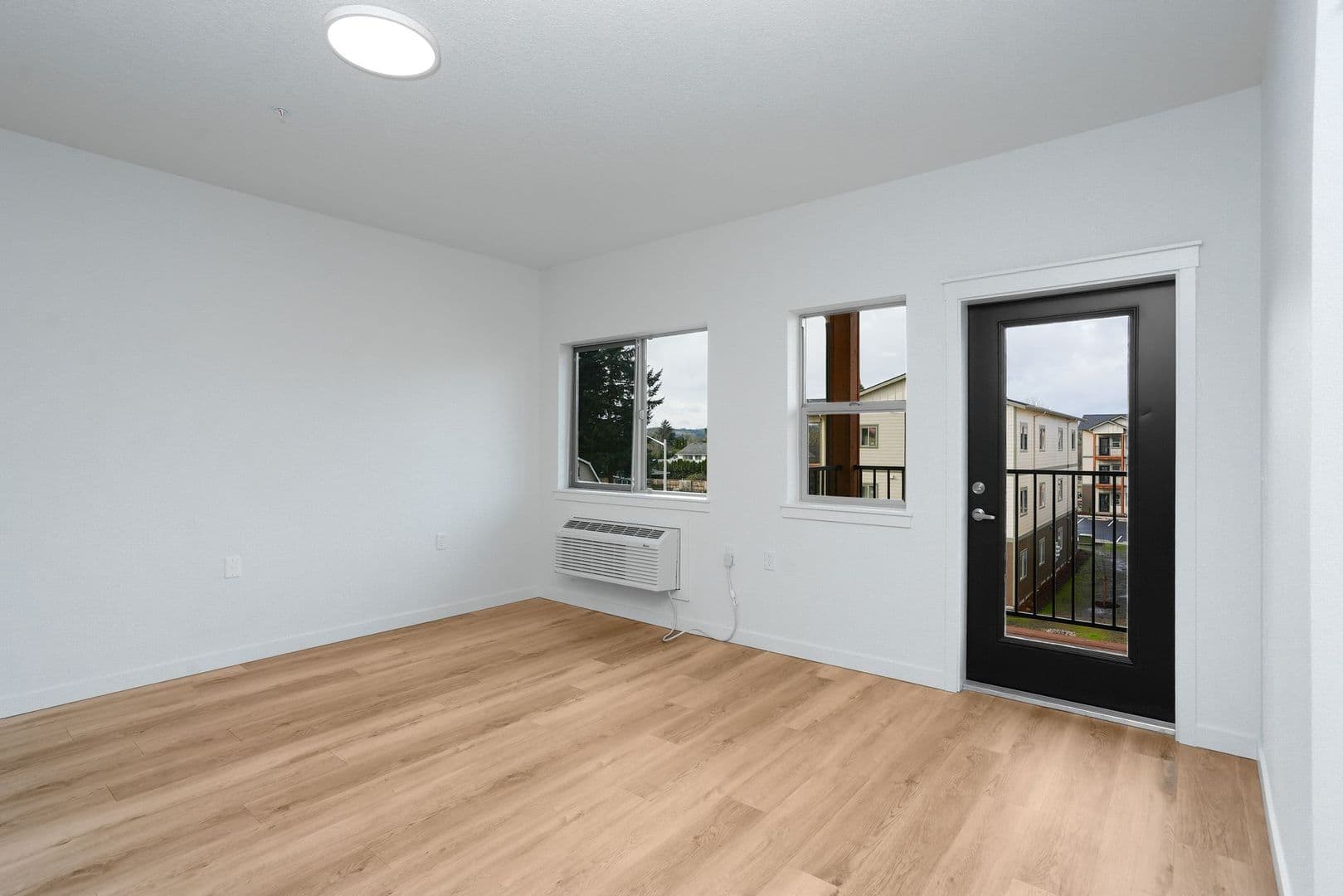 Monmouth Apartment: 300-340 Hoxton Ave