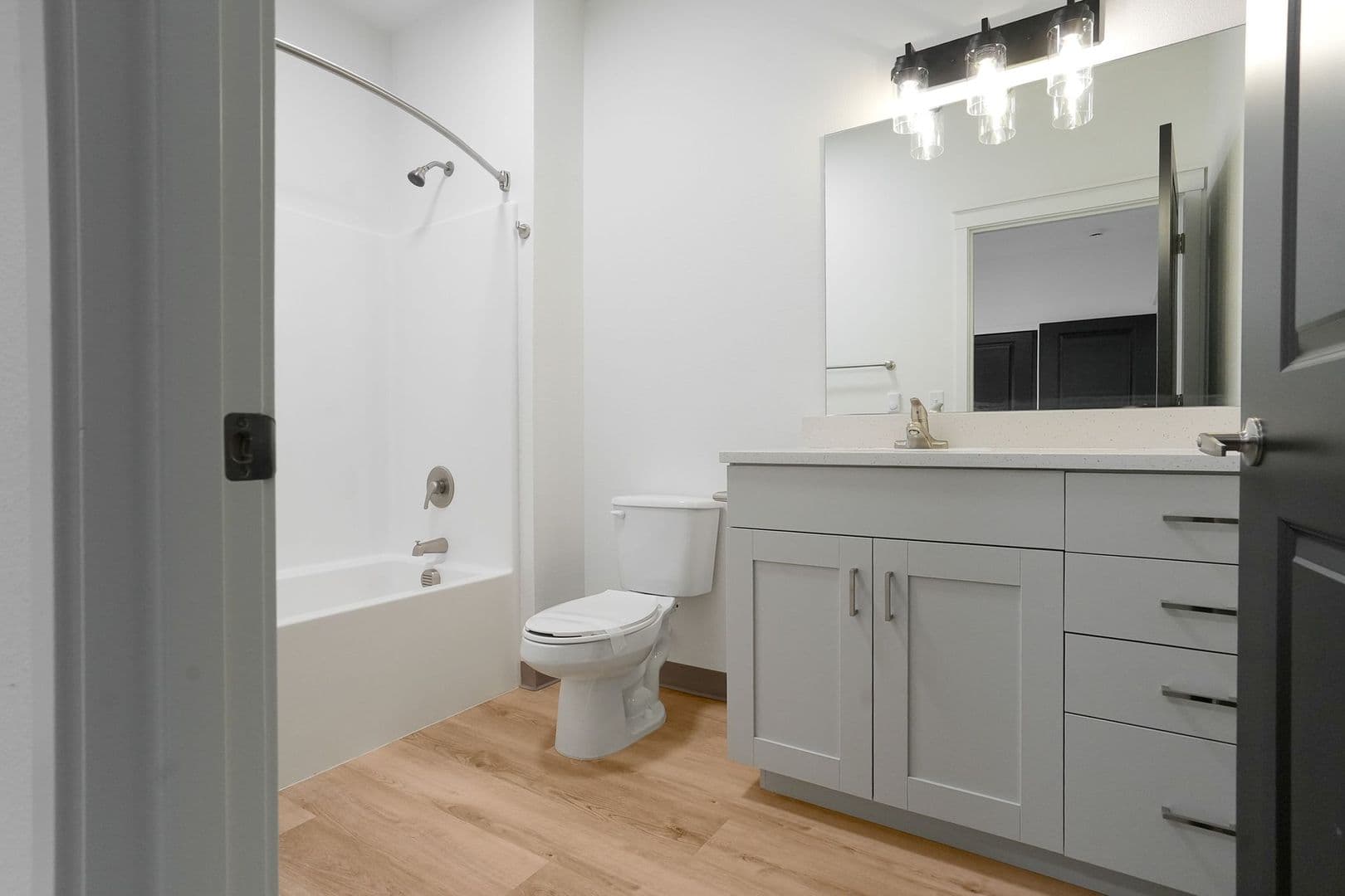 Monmouth Apartment: 300-340 Hoxton Ave