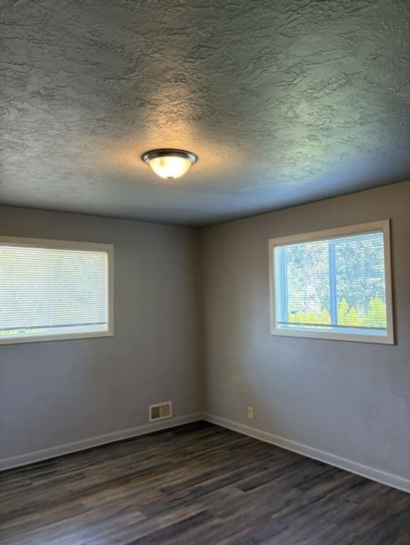 Salem House: 1118 Hemlock St NW