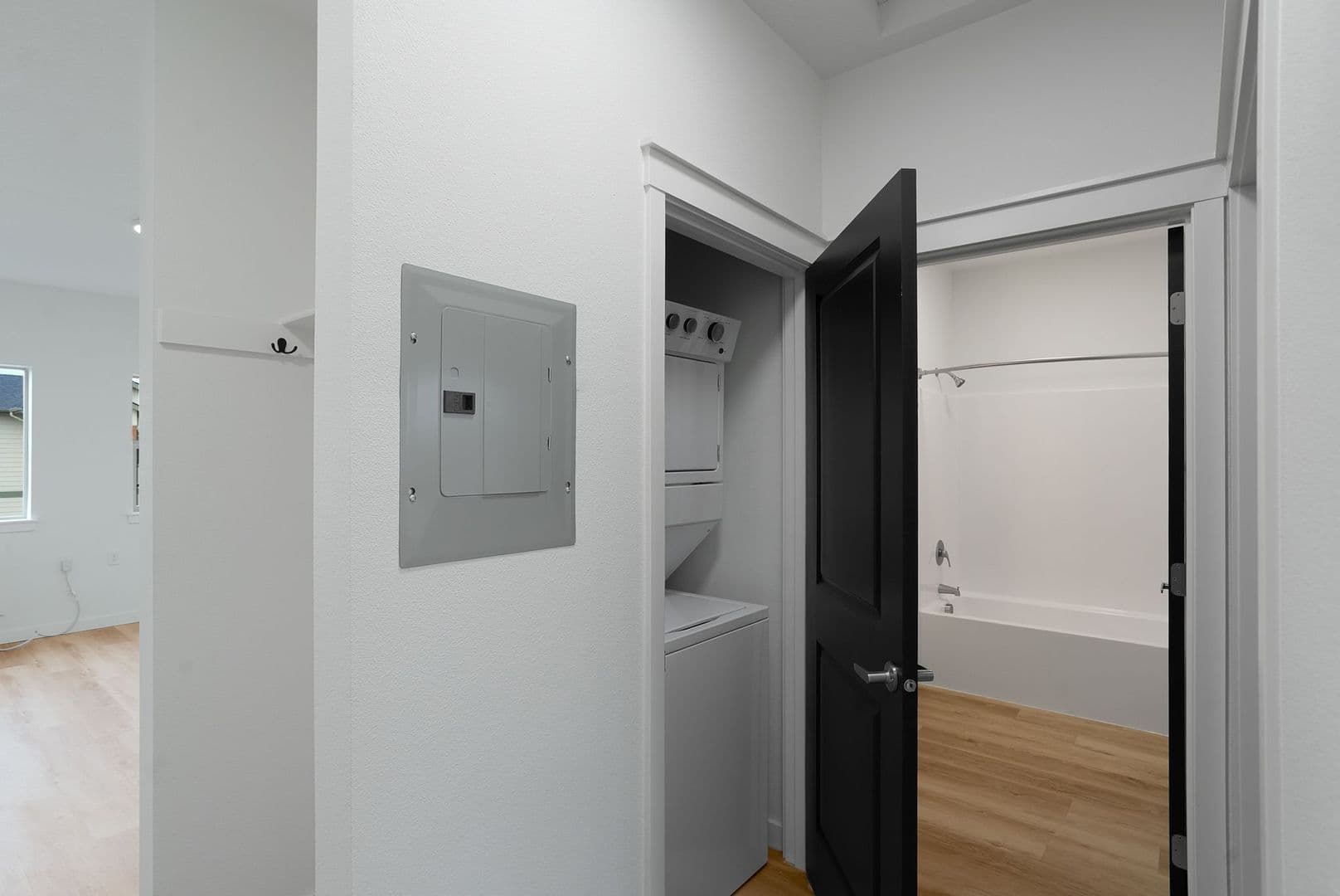 Monmouth Apartment: 300-340 Hoxton Ave