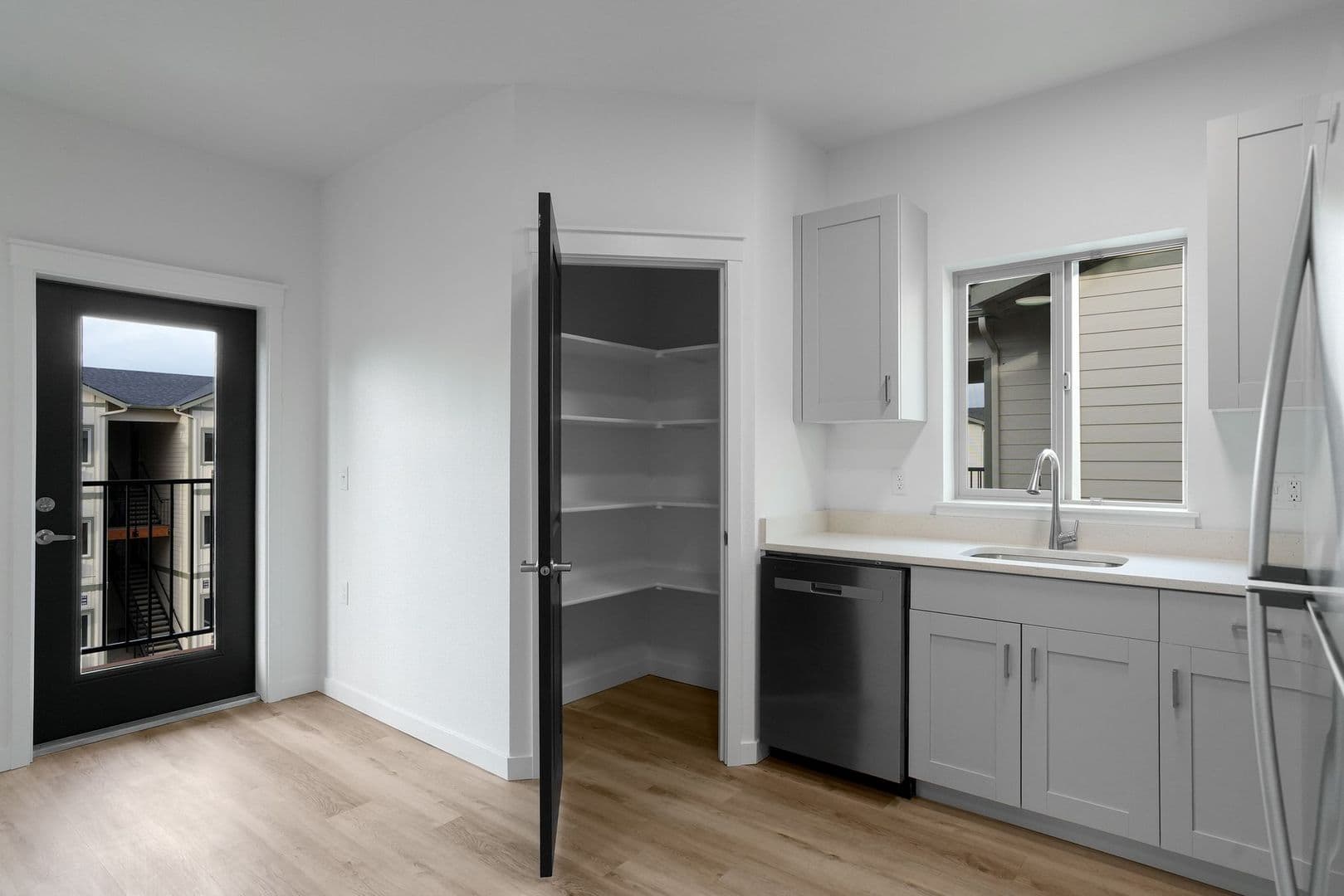Monmouth Apartment: 300-340 Hoxton Ave