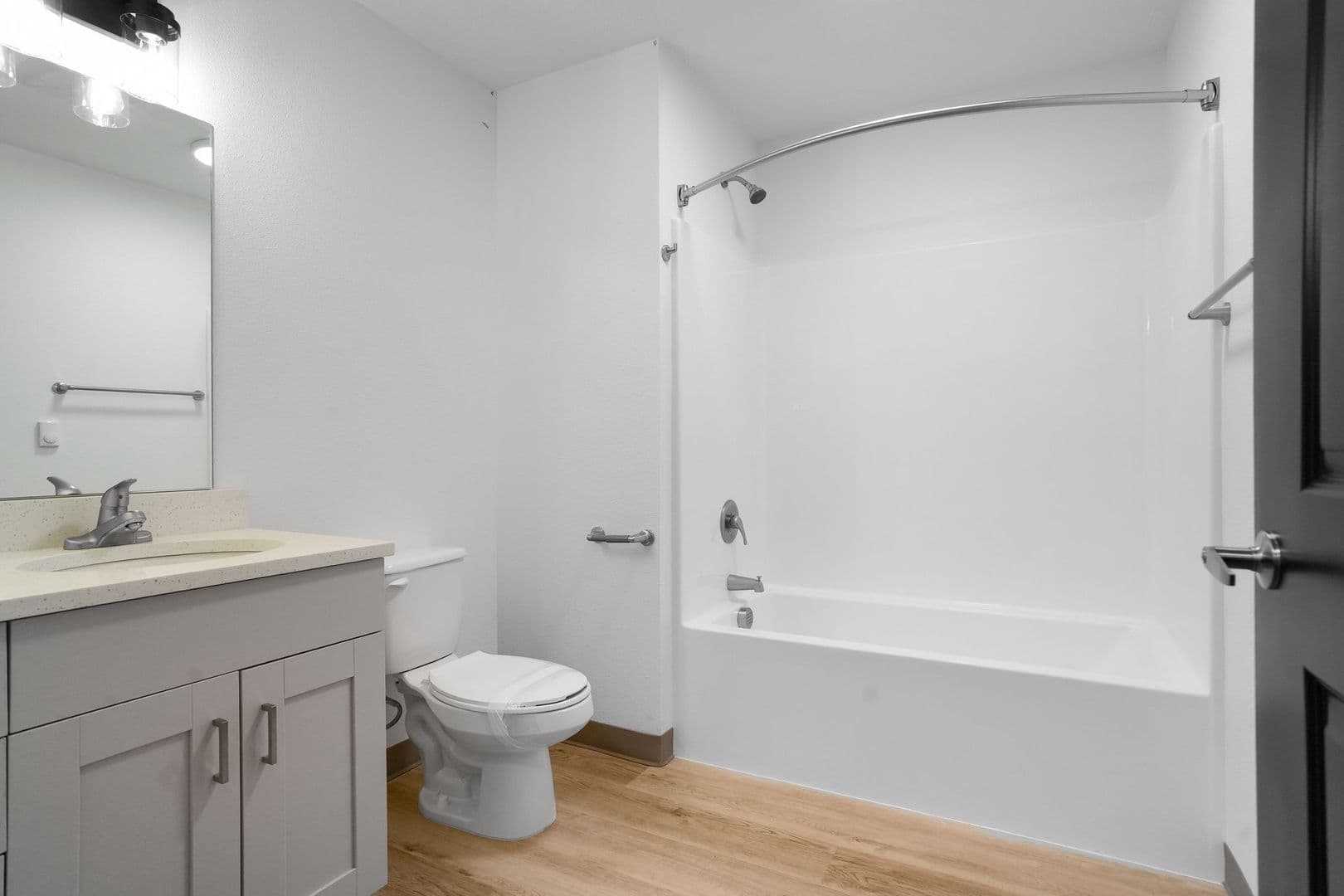 Monmouth Apartment: 300-340 Hoxton Ave