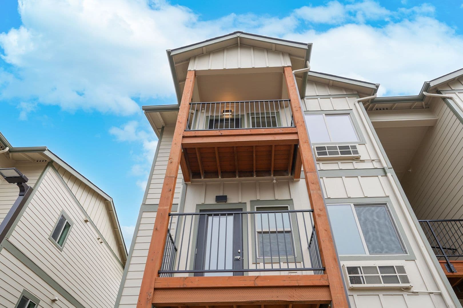 Monmouth Apartment: 300-340 Hoxton Ave
