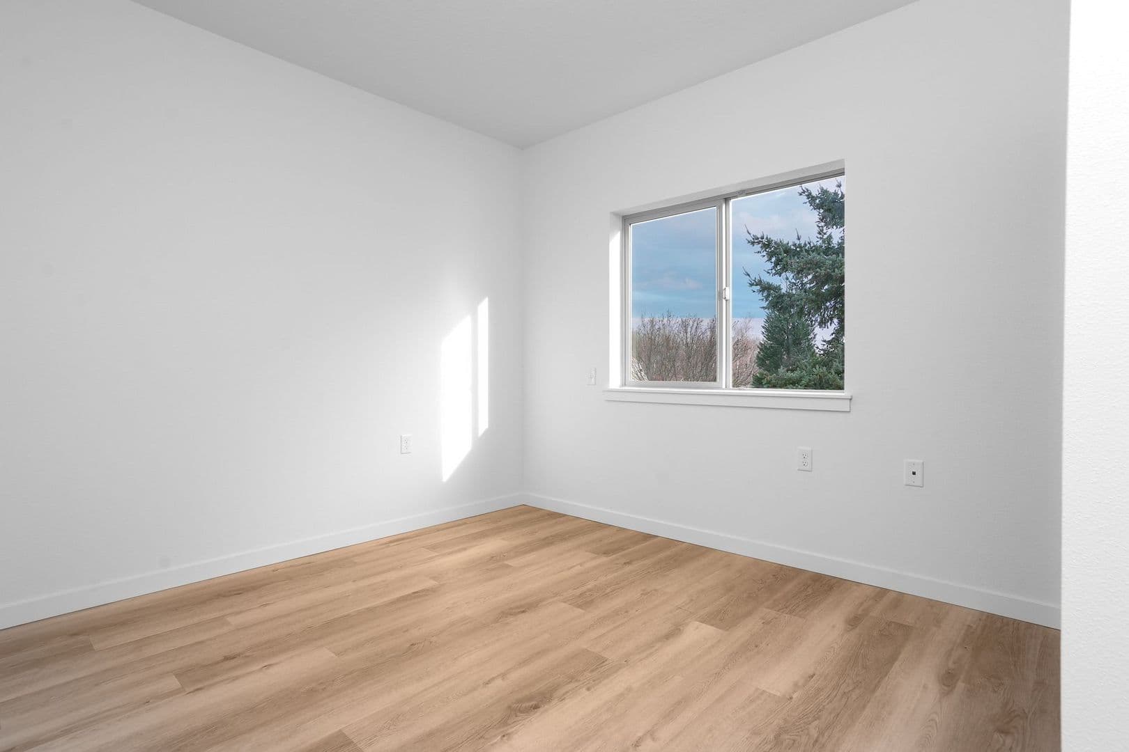 Monmouth Apartment: 300-340 Hoxton Ave