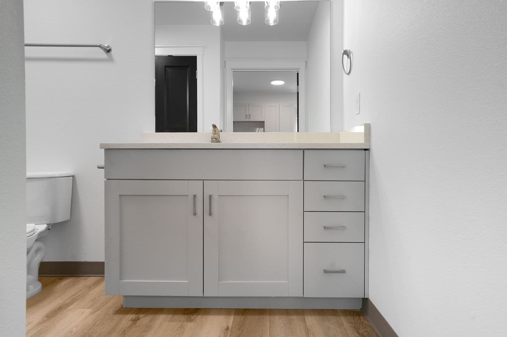 Monmouth Apartment: 300-340 Hoxton Ave