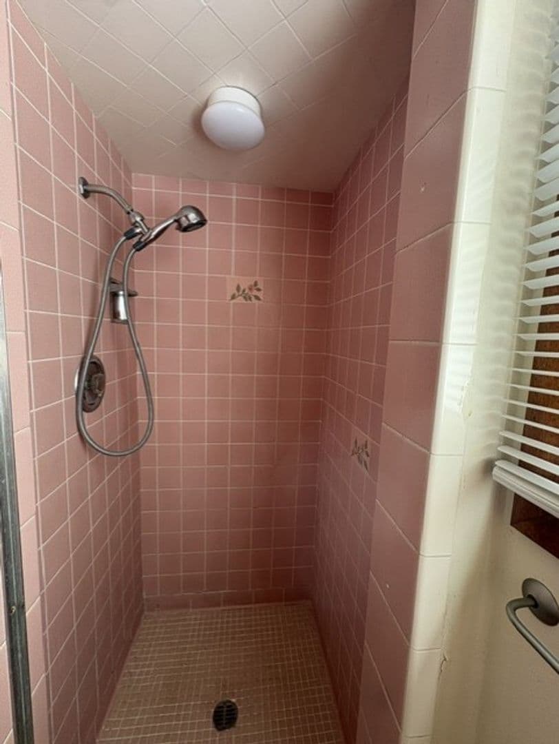 Salem House: 825 Orchard Heights Road NW