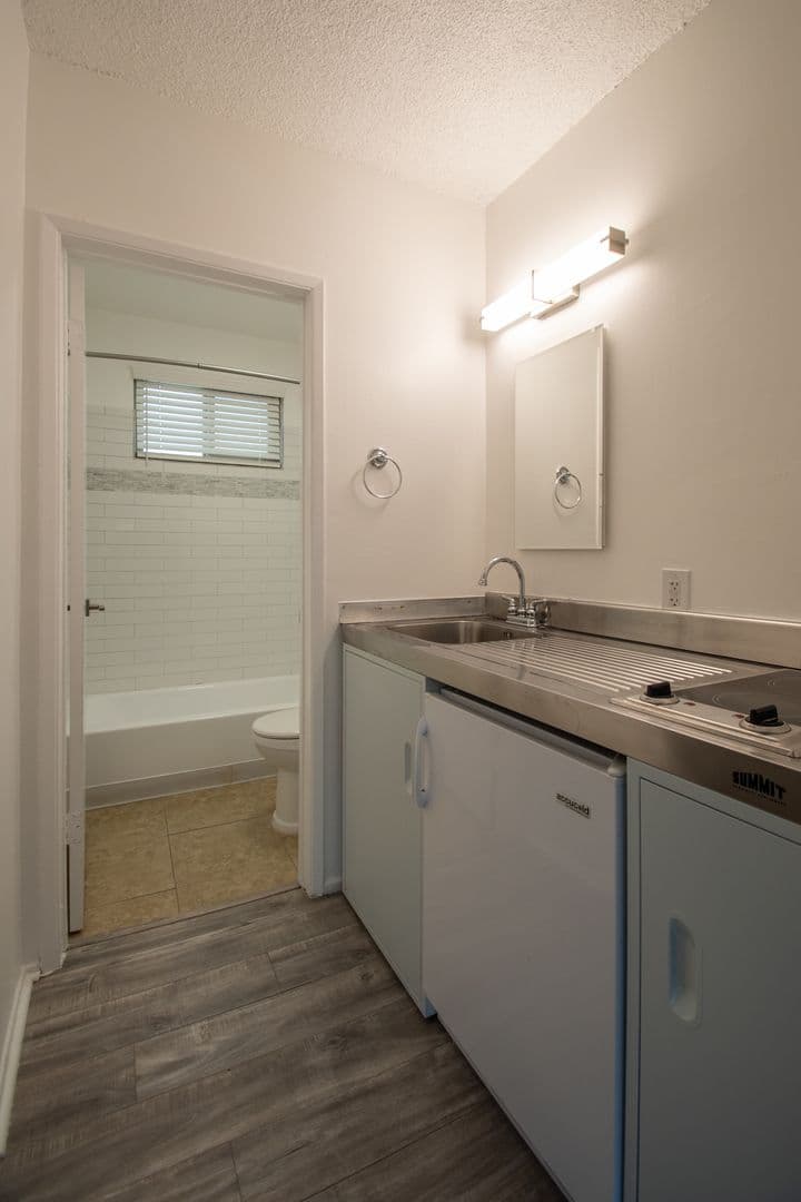 North Hollywood Apartment: 5255 Blakeslee Avenue