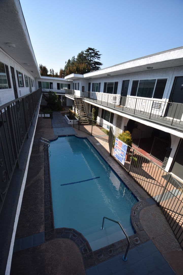 Van Nuys Apartment: 14142 Victory Boulevard