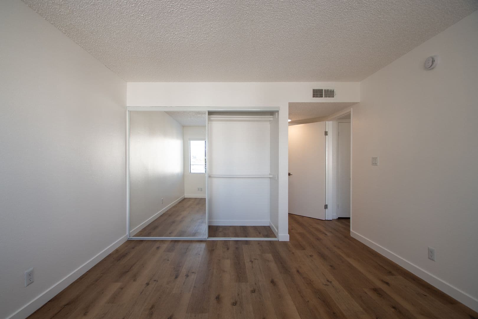 North Hollywood Apartment: 11760 Hamlin Street