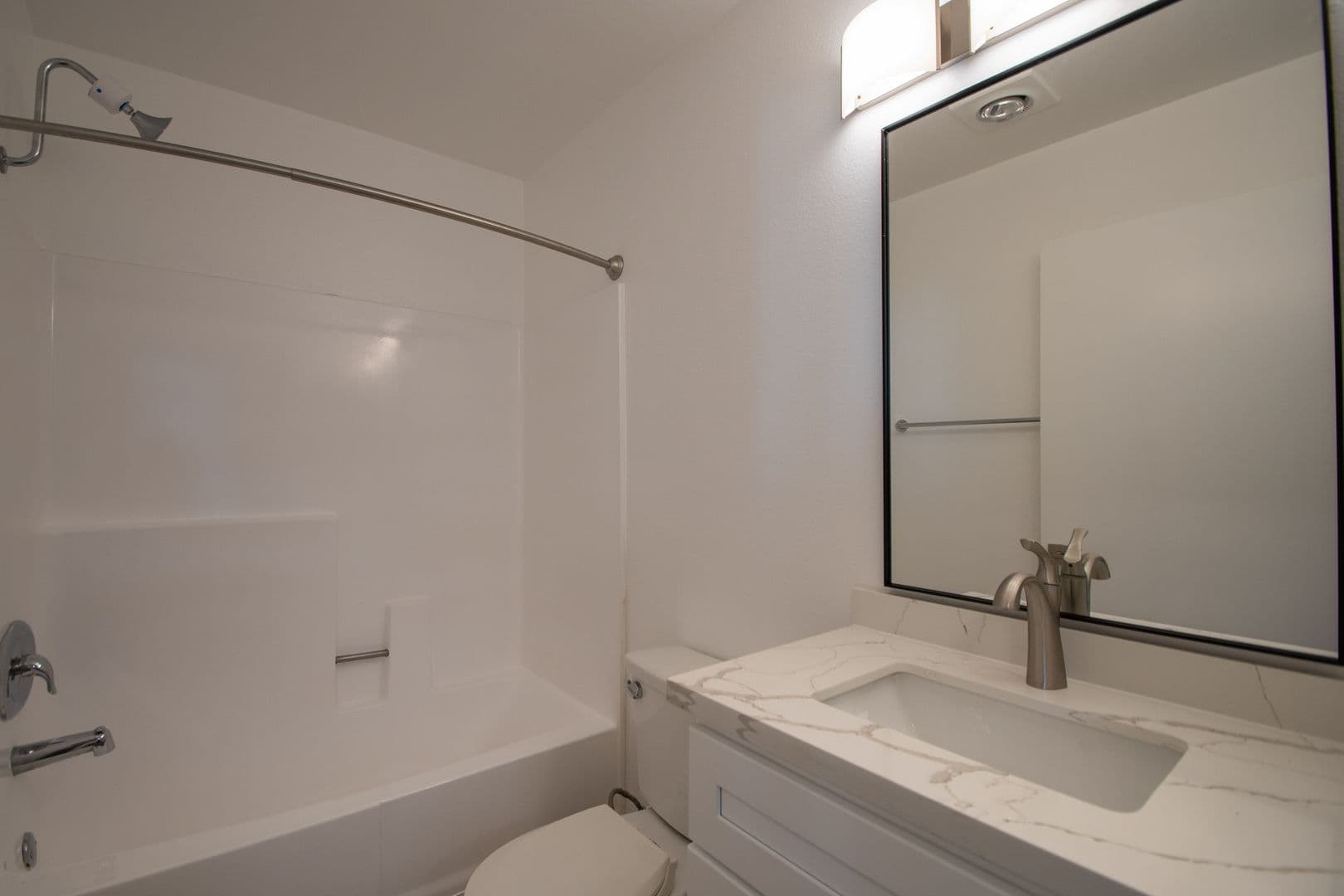 North Hollywood Apartment: 11760 Hamlin Street