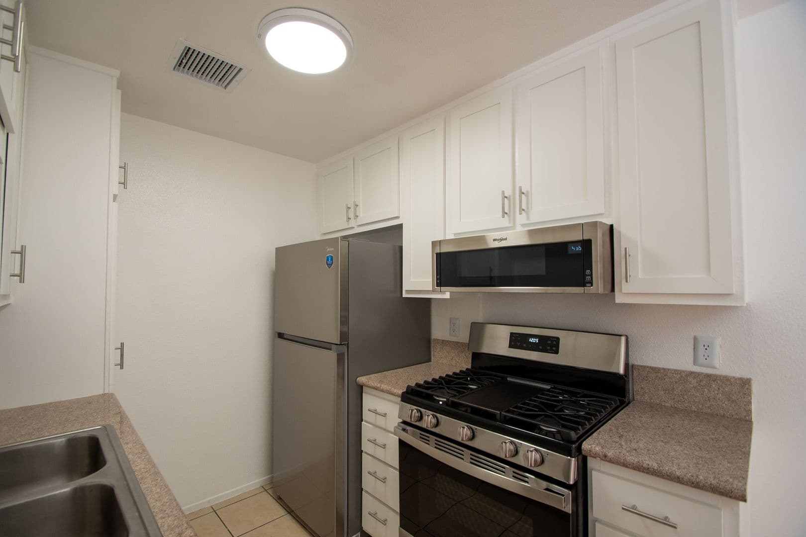Sherman Oaks Apartment: 5617 Woodman Avenue