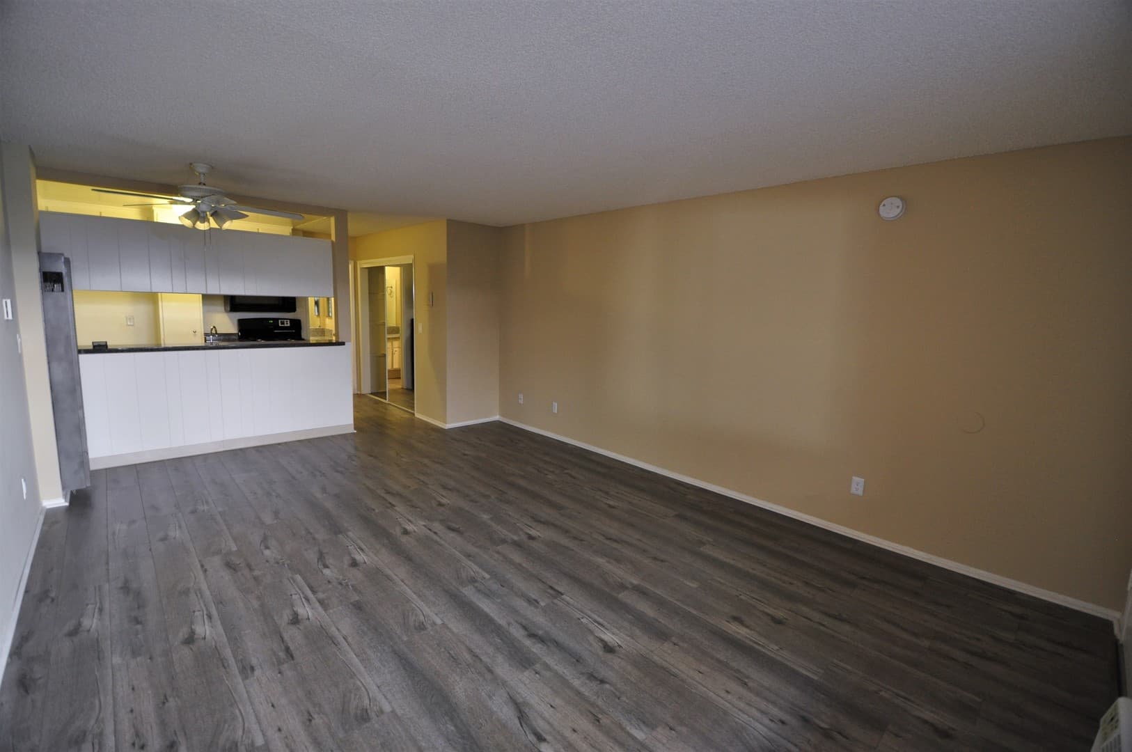 Van Nuys Apartment: 14142 Victory Boulevard