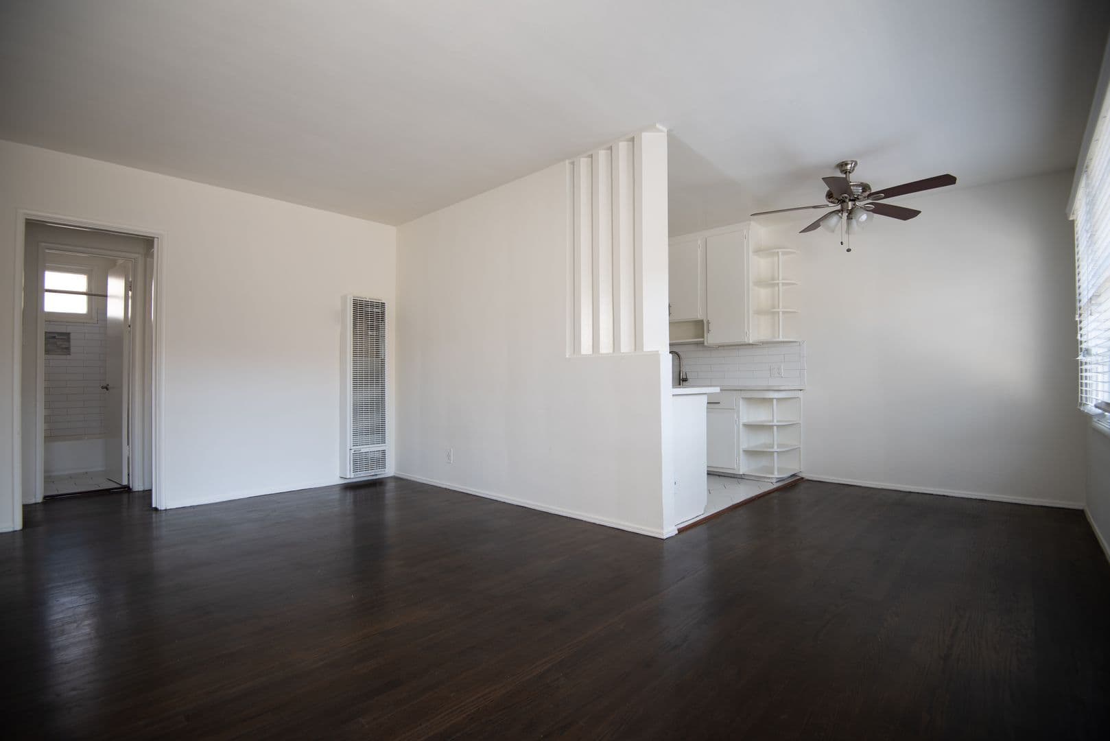 West Toluca Lake Apartment: 10924 Camarillo Street