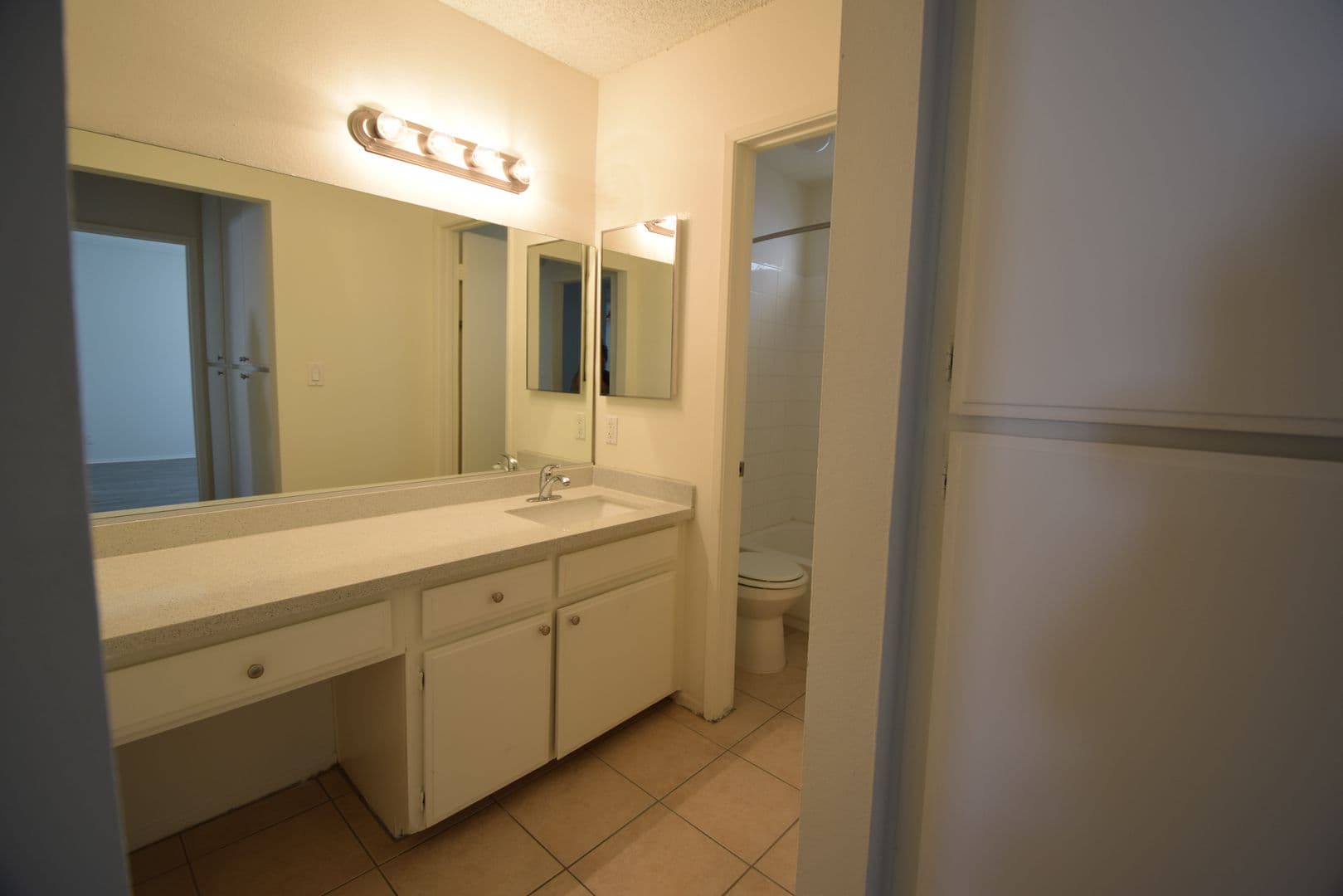 North Hollywood Apartment: 6115 Whitsett Avenue