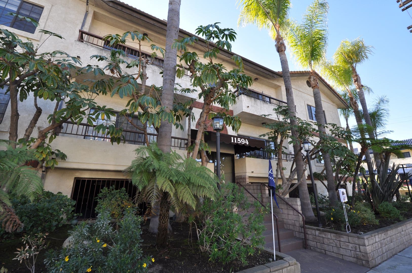Studio City Apartment: 11594 Moorpark Street