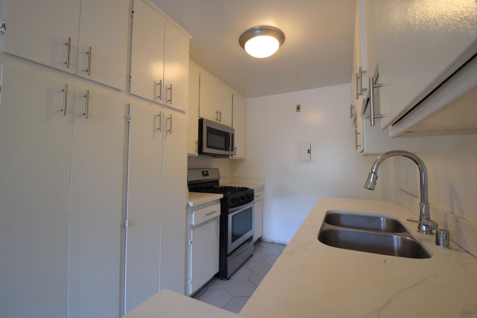 Sherman Oaks Apartment: 15128-44 Burbank Boulevard