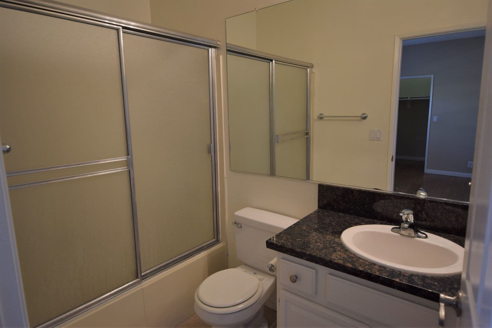 Studio City Apartment: 11594 Moorpark Street