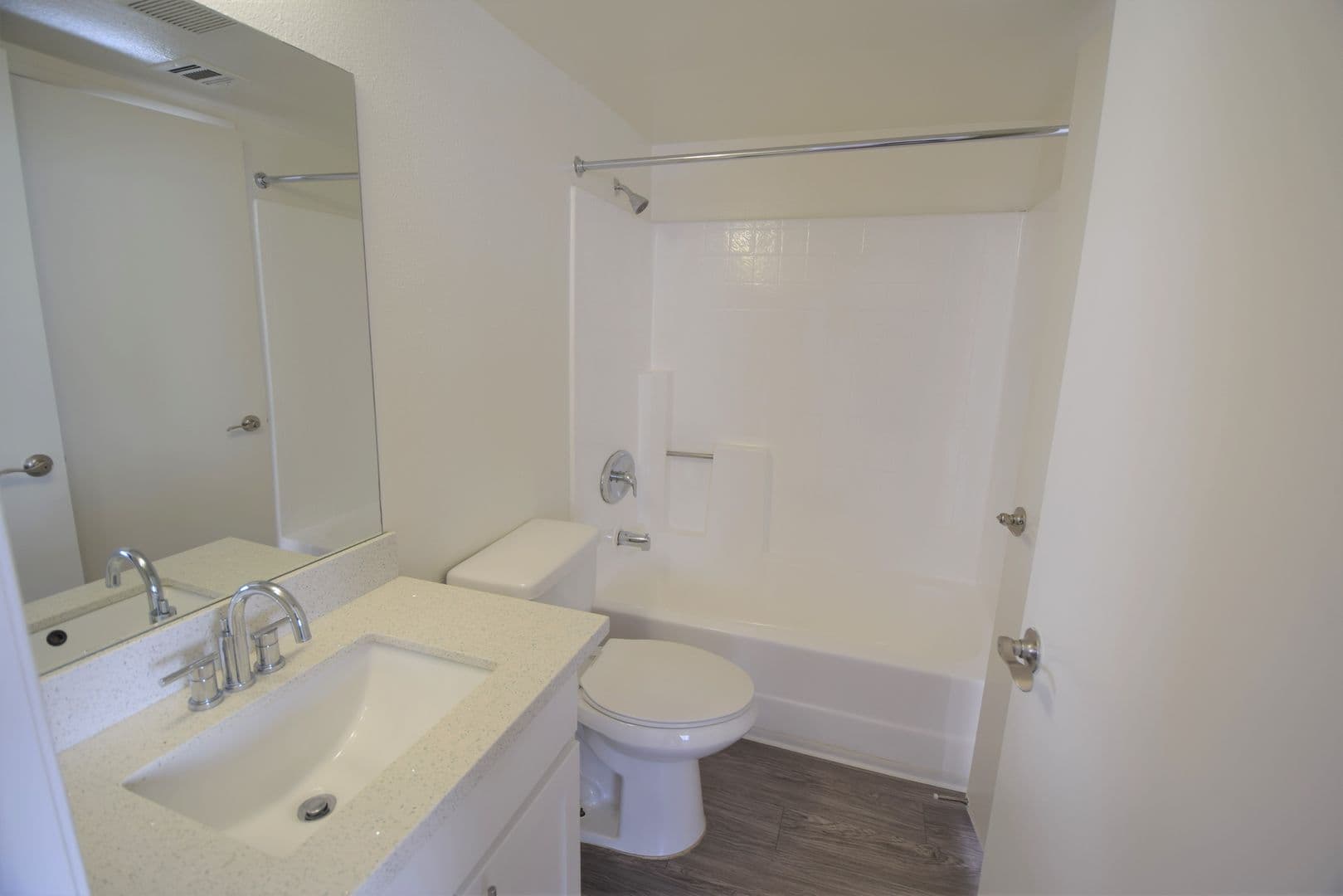 North Hollywood Apartment: 11030 Hartsook Street