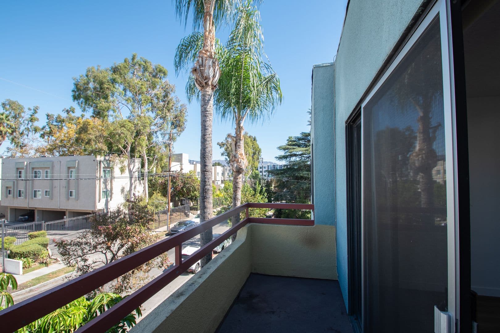 North Hollywood Apartment: 11760 Hamlin Street
