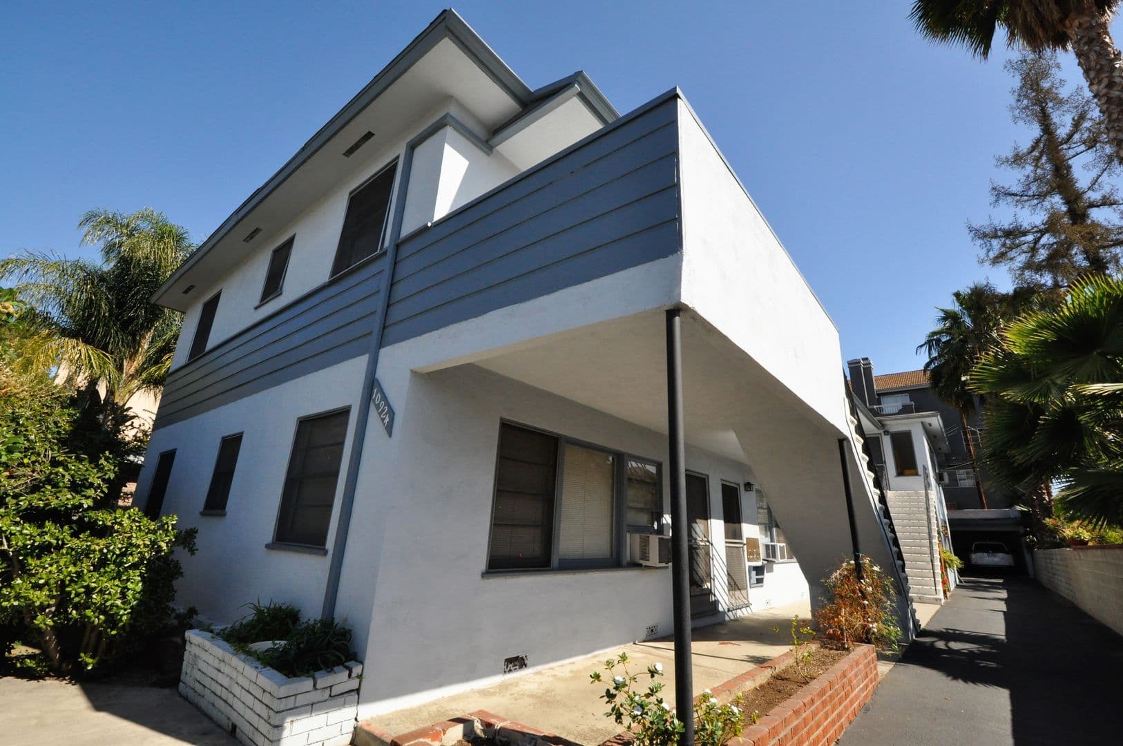 West Toluca Lake Apartment: 10924 Camarillo Street