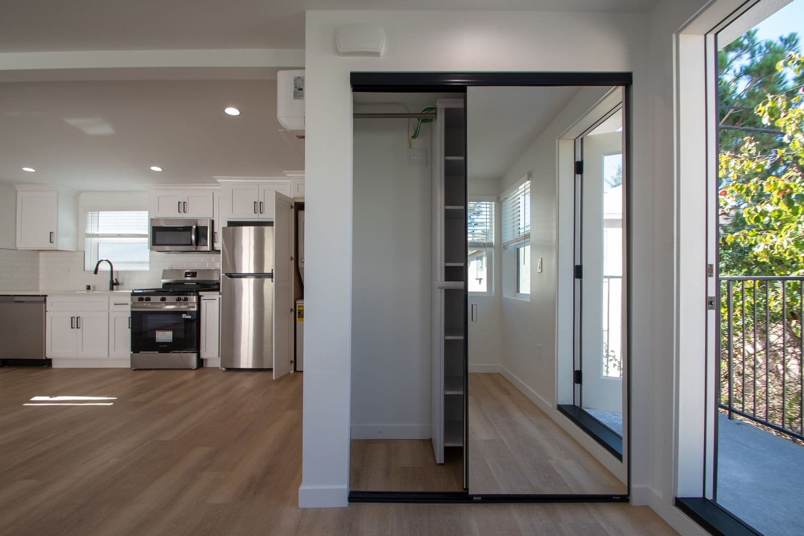 Los Angeles Apartment: 4224 Los Feliz Boulevard