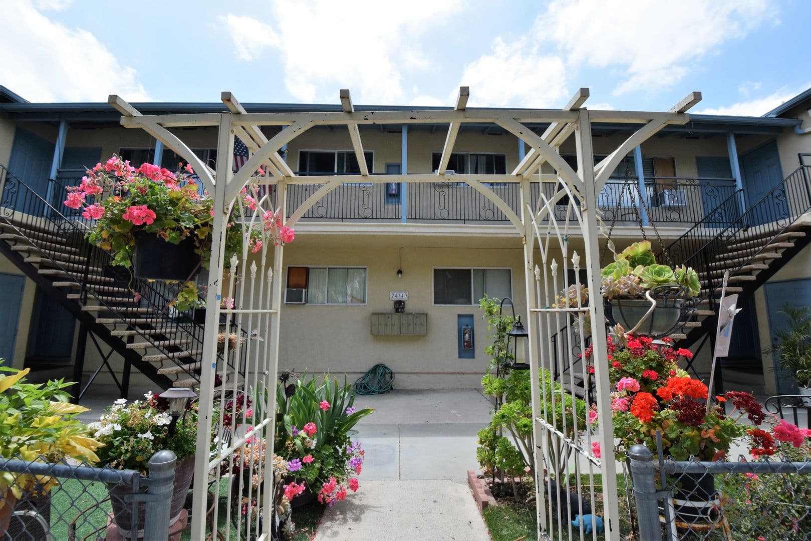 Newhall Apartment: 24743 Apple Street