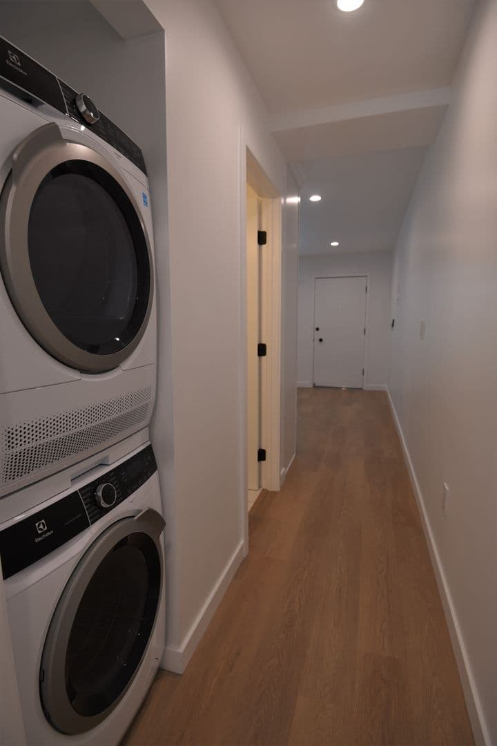 Van Nuys Apartment: 14142 Victory Boulevard