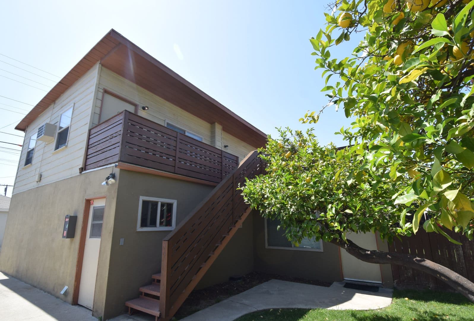 Burbank Apartment: 605-609 North Hollywood Way