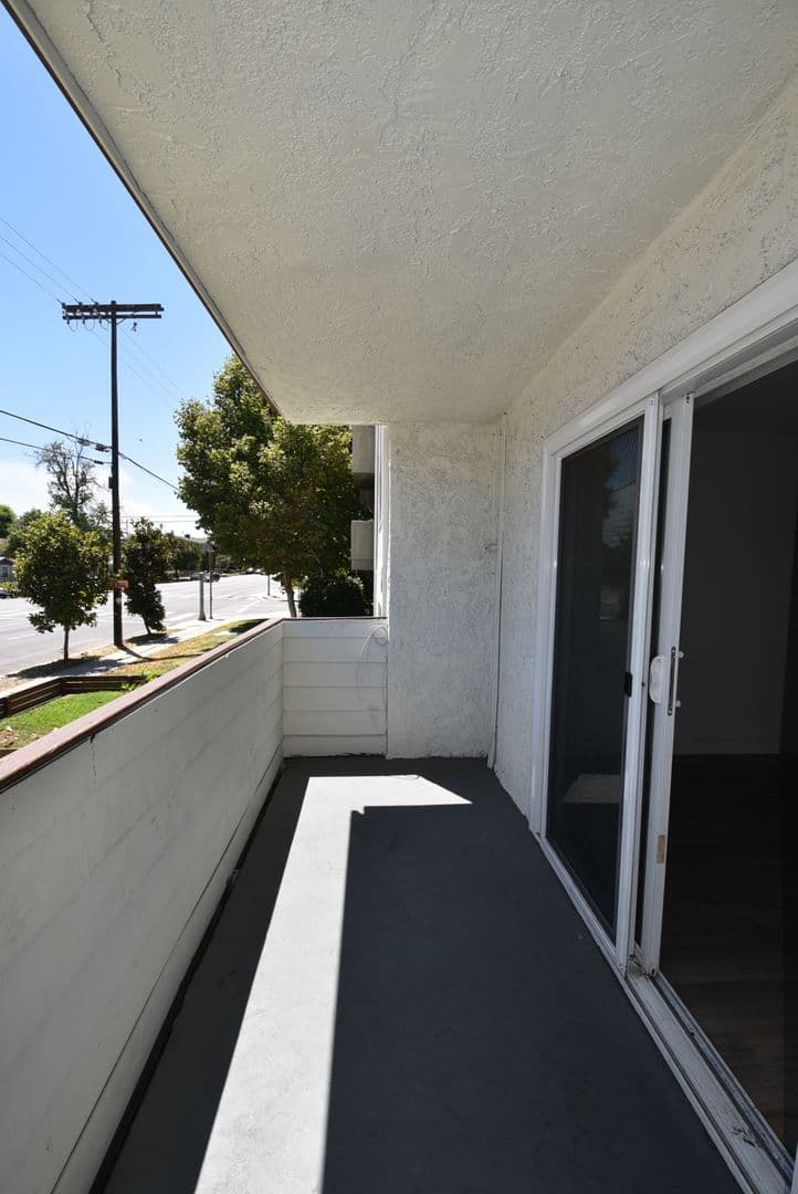 Sherman Oaks Apartment: 15049 Burbank Blvd