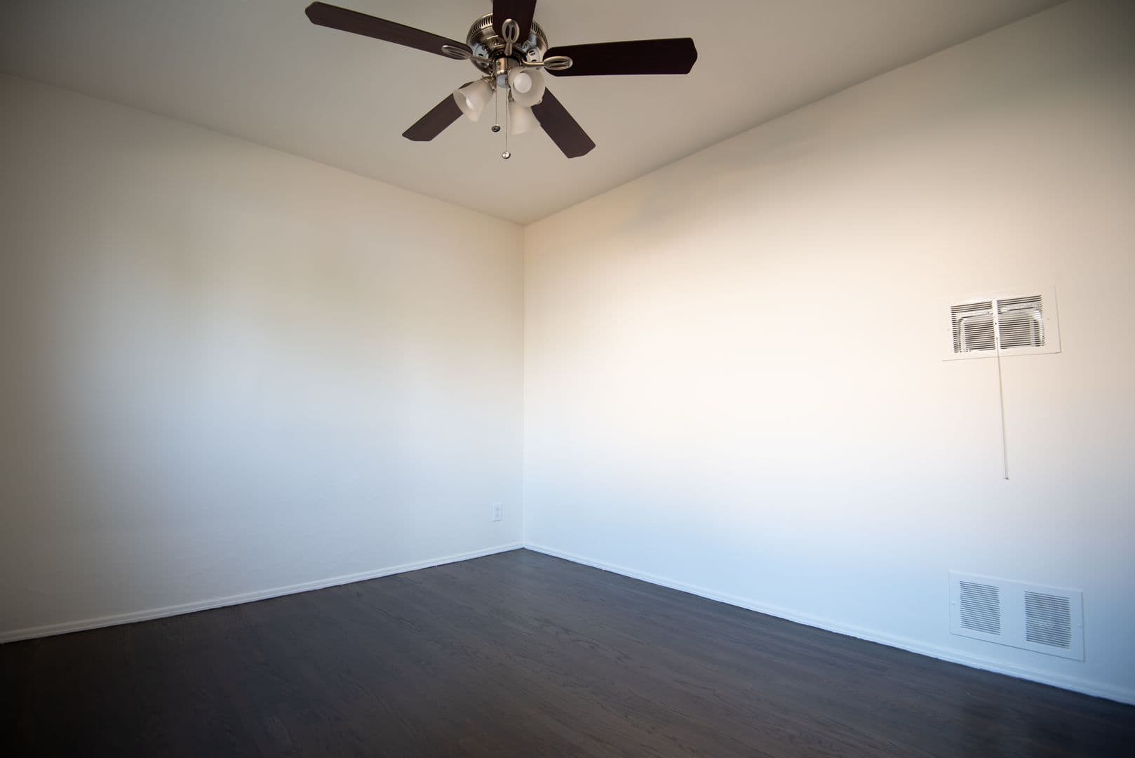 West Toluca Lake Apartment: 10924 Camarillo Street