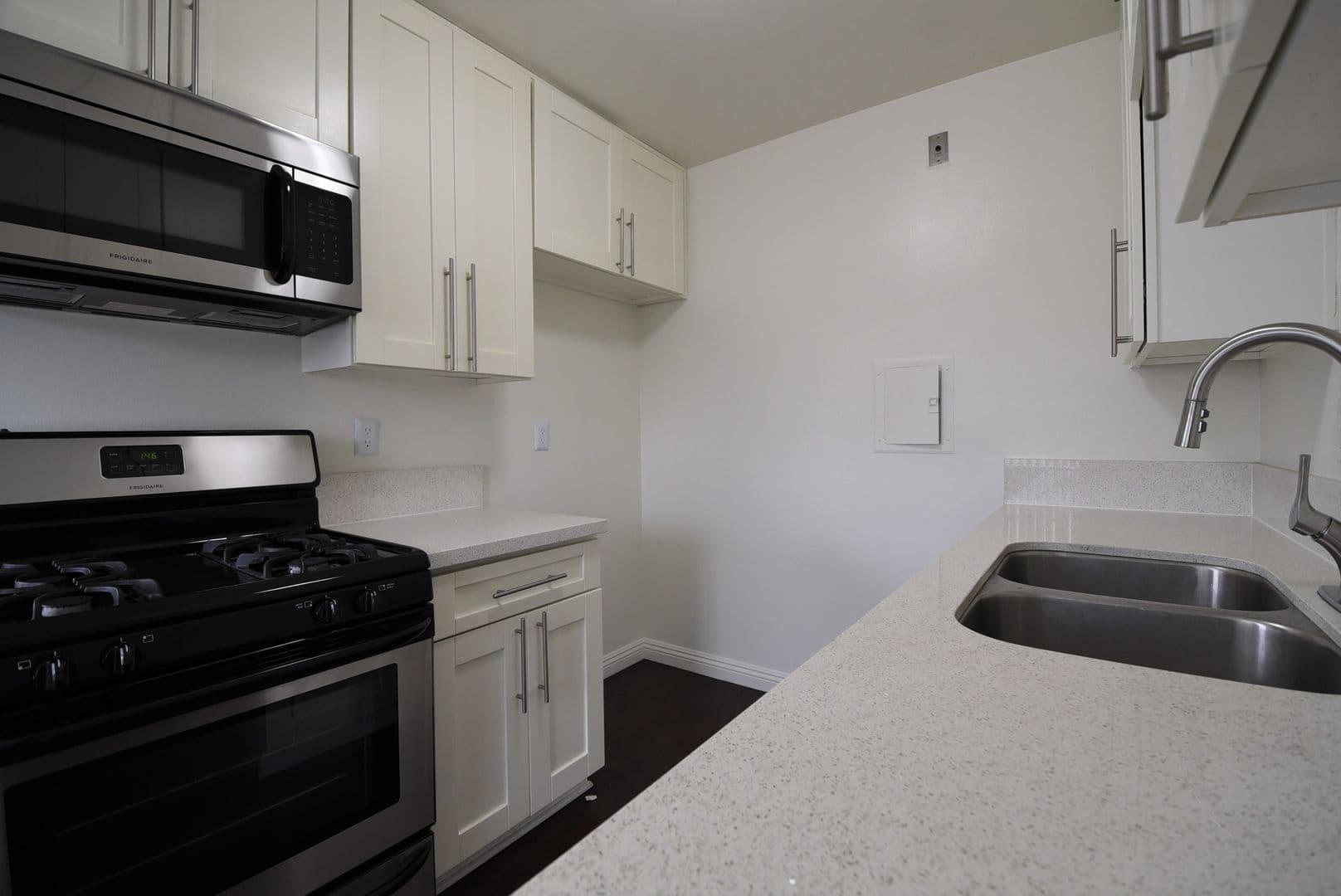 Sherman Oaks Apartment: 15128-44 Burbank Boulevard