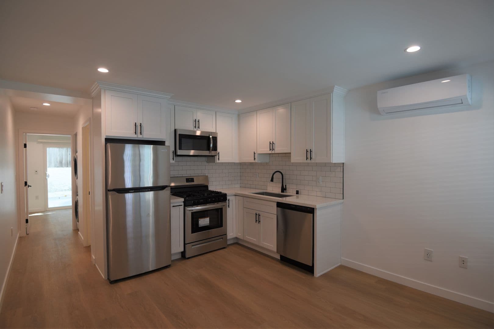 Van Nuys Apartment: 14142 Victory Boulevard