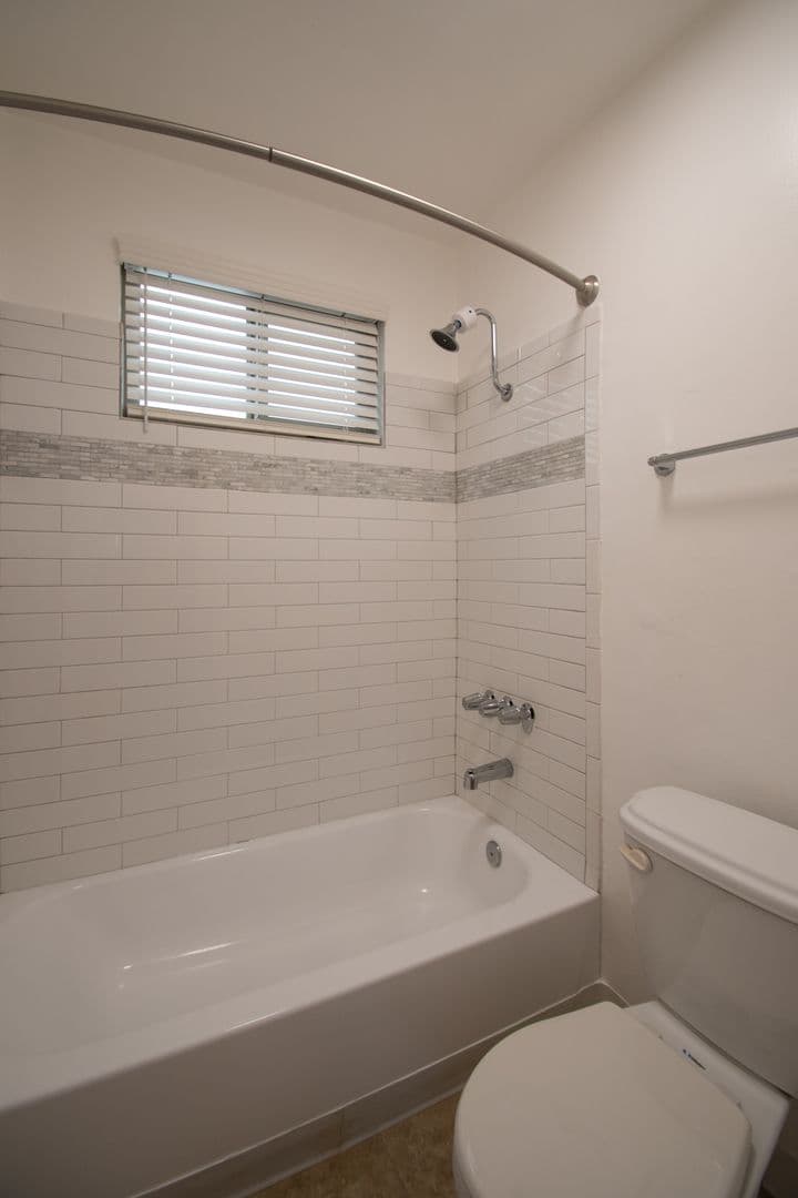 North Hollywood Apartment: 5255 Blakeslee Avenue