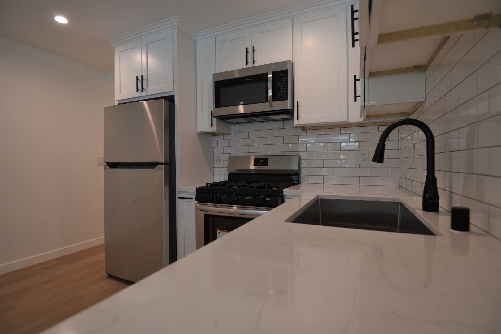 Van Nuys Apartment: 14142 Victory Boulevard